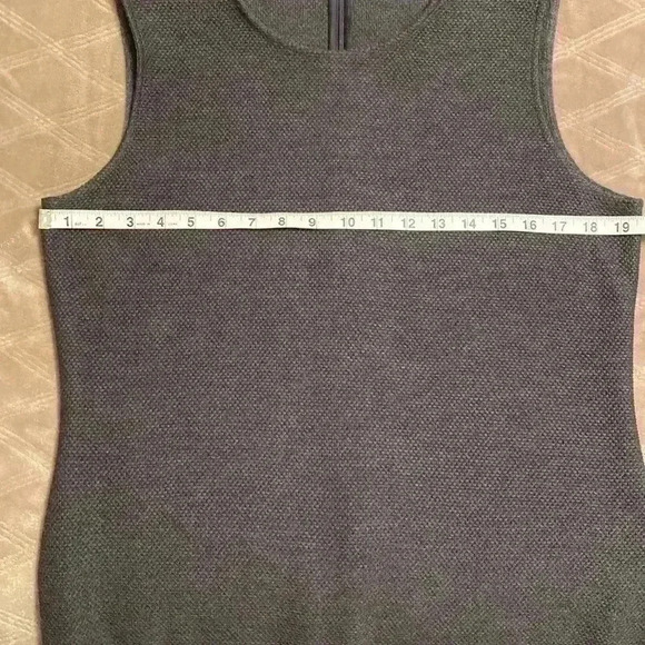 Woman’s Gray 2 Piece Sheath Style Dress Suit Unbranded in Size 10-12. - Picture 8 of 16